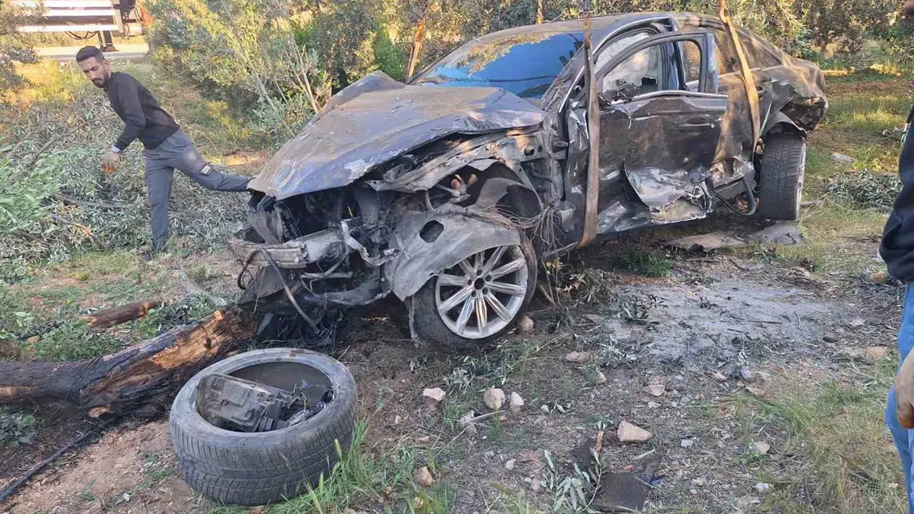 Ölümden döndü: Zeytin bahçesine uçan otomobil kağıt gibi ezildi