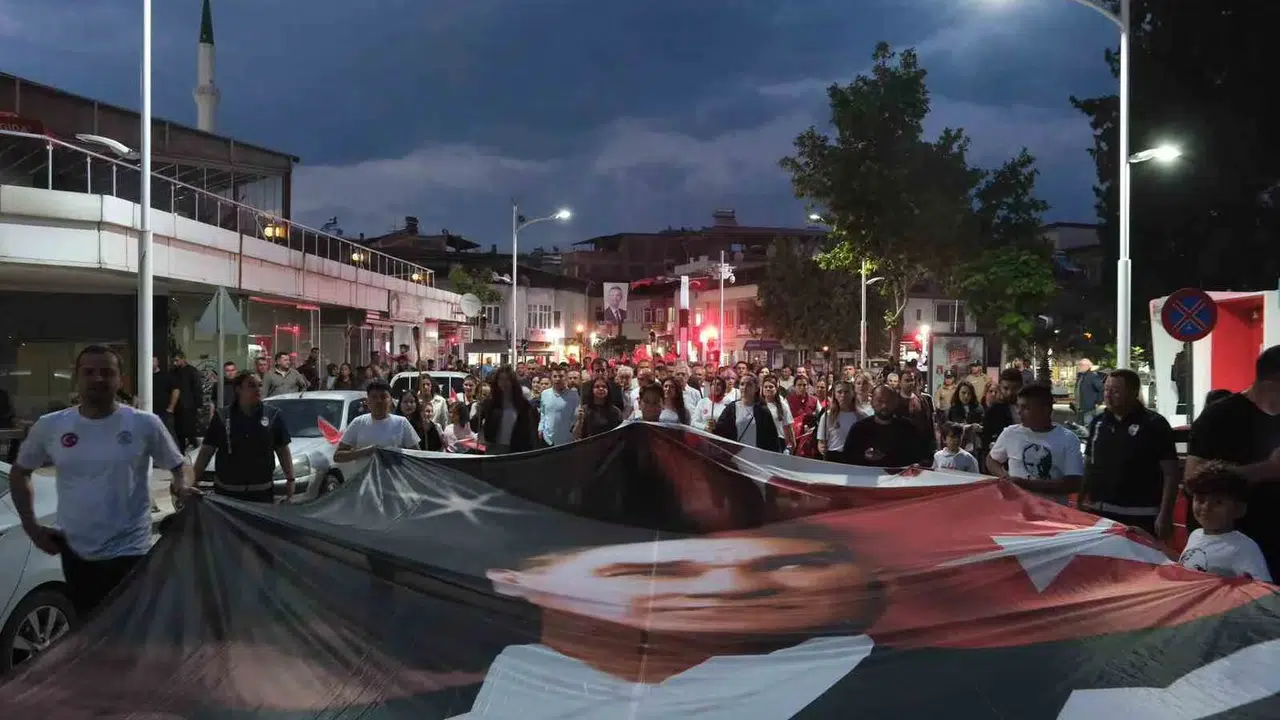 Sarıgöl’de 19 Mayıs coşkusu: Meşaleler geceyi aydınlattı, birlik mesajları verildi
