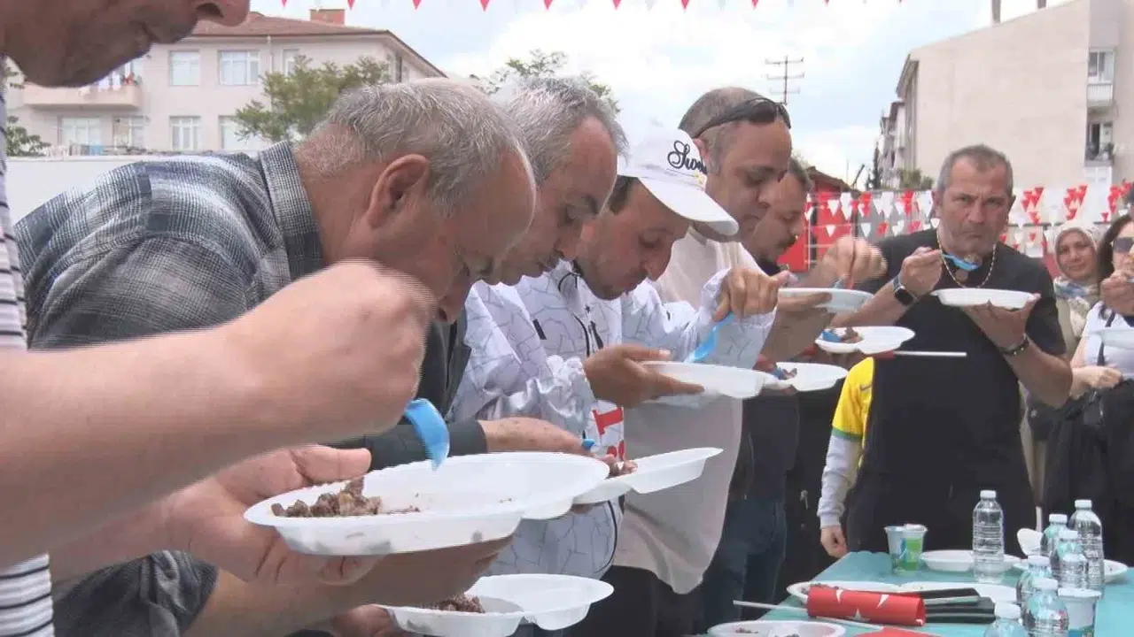 Başkentte lezzet şöleni: 3 dakikada en çok kavurmayı yiyen ödülü kaptı