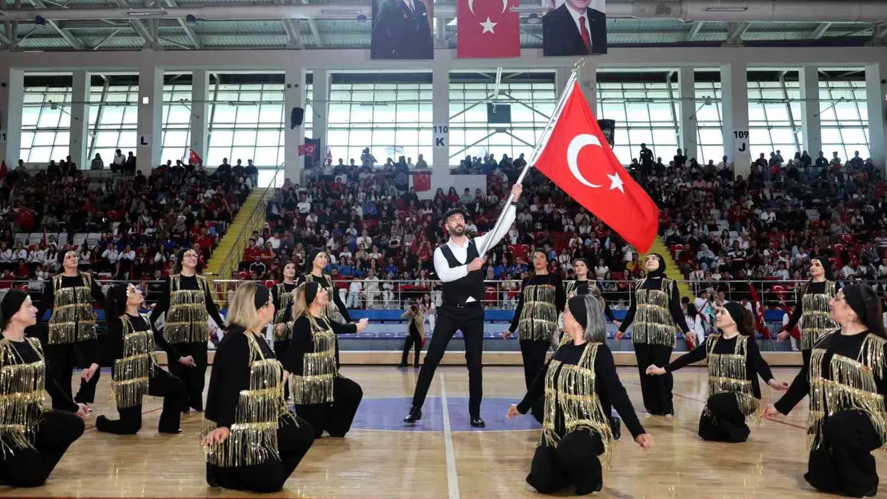 Afyonkarahisar’da 19 Mayıs gururu: Gençlerin performansı izleyenleri büyüledi