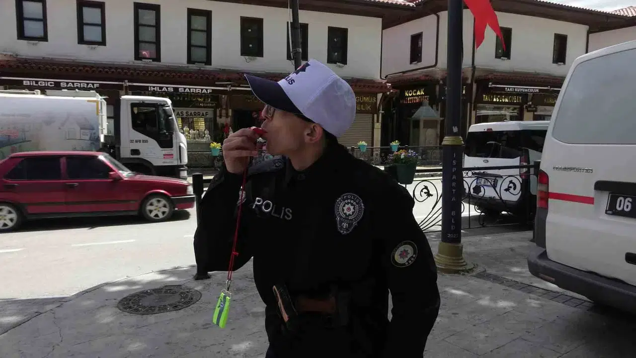15 yıllık hayaline üniformasıyla kavuştu: Isparta sokaklarında bir günlüğüne polis oldu