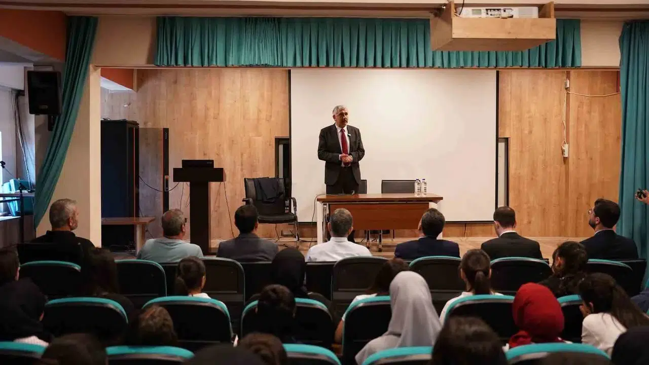 Başkan Hallaç gençlerle buluştu: Başarıya giden yolun anahtarı azim ve disiplin
