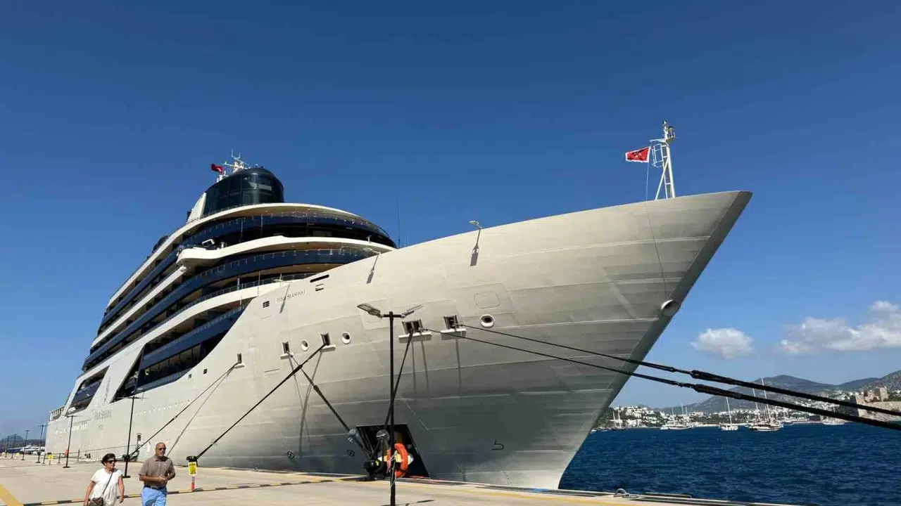 Turizmde lüks rüzgarı: Dev kruvaziyer Bodrum limanına demir attı