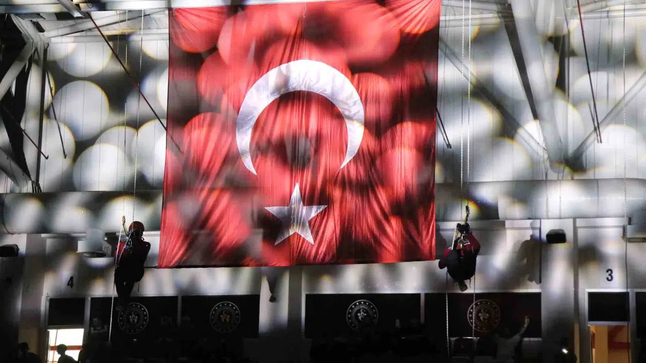 Bolu'da nefes kesen anlar: Gökyüzünden inen kahramanlar salonu ayağa kaldırdı