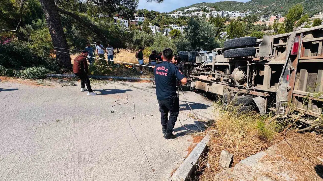 Bodrum’da yüklü kamyon dehşeti: Yokuşta devrilen araçtan sağ çıktılar