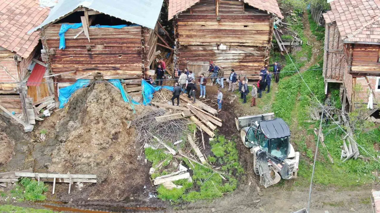 Kastamonu'da acı haber: Ahır çöktü, bir kadın ve onlarca hayvan enkaz altında can verdi