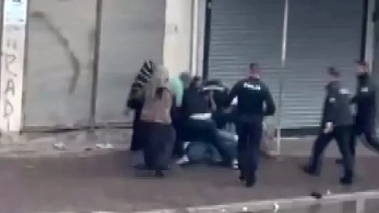 Adana'da dehşet anları: Tekme tokatlı kavgayı bitirmek için polis silahına sarıldı