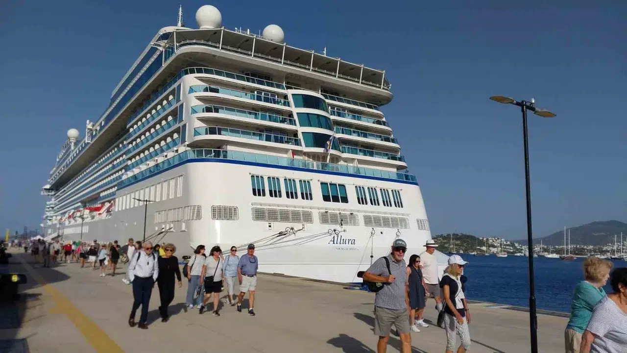 Dev kruvaziyer Bodrum limanına demir attı: Binlerce turist Ege'nin incisine akın etti