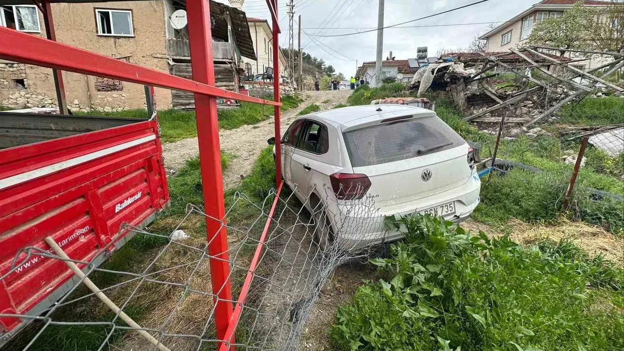 Bilecik’te korkutan anlar: Kendi kendine hareket eden otomobil dehşet saçtı