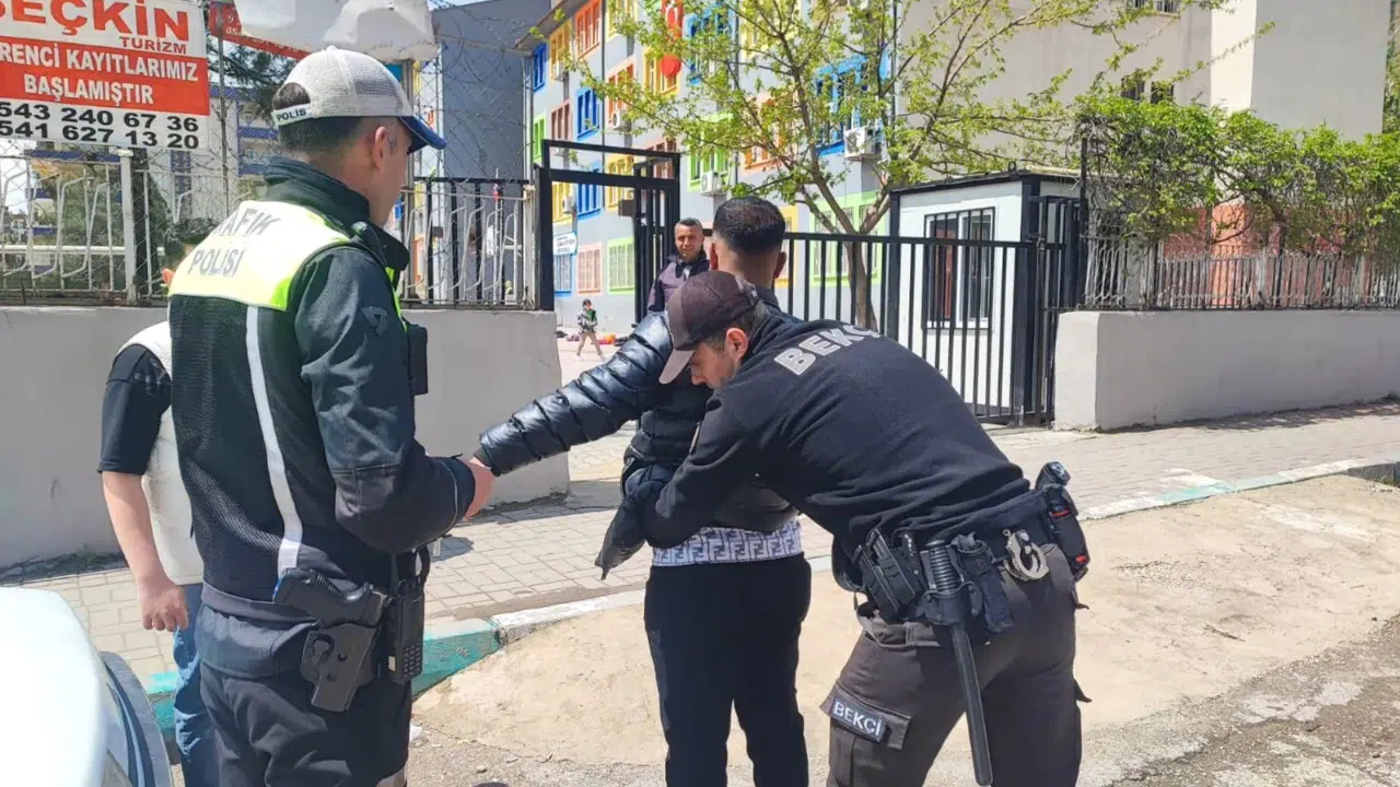 Şanlıurfa’da şafak operasyonu: Okul önlerinde kuş uçurtulmadı