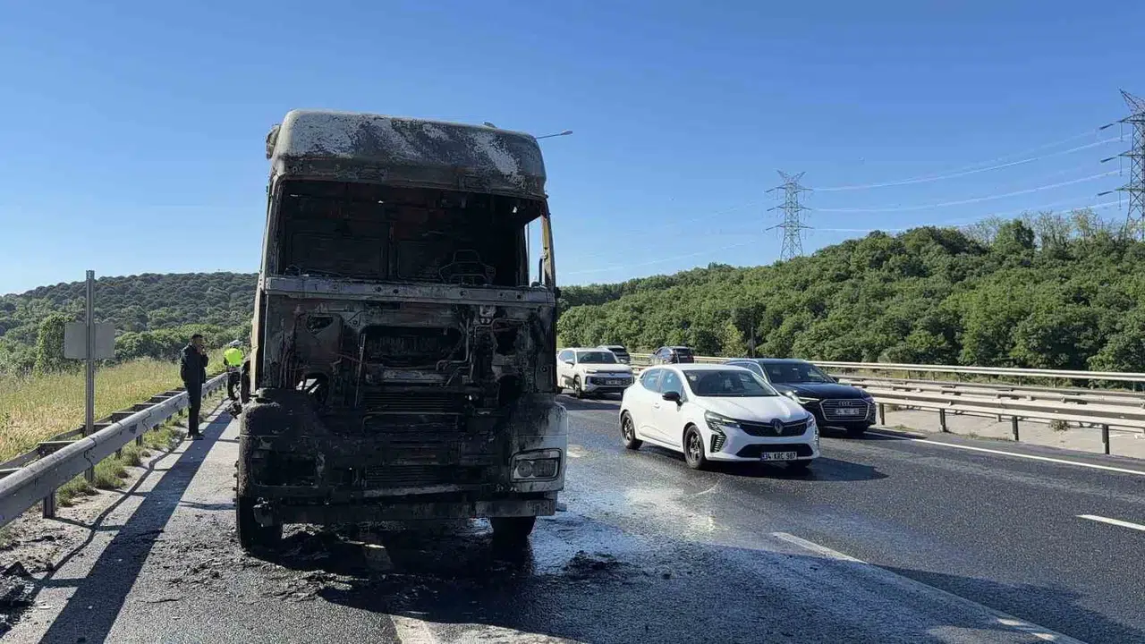 Eyüpsultan’da korku dolu anlar: Seyir halindeki tır bir anda alev topuna döndü