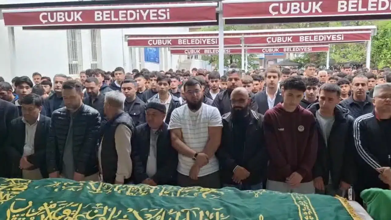 Yeşil sahaların genç yeteneği toprağa verildi: Keçiörengücü camiasını yasa boğan veda