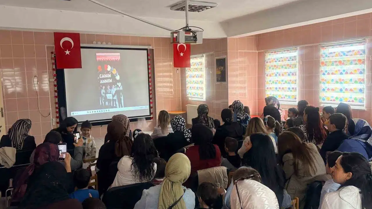 Minik ellerden en özel hediye: Çıldır Anaokulu’nda Anneler Günü coşkusu