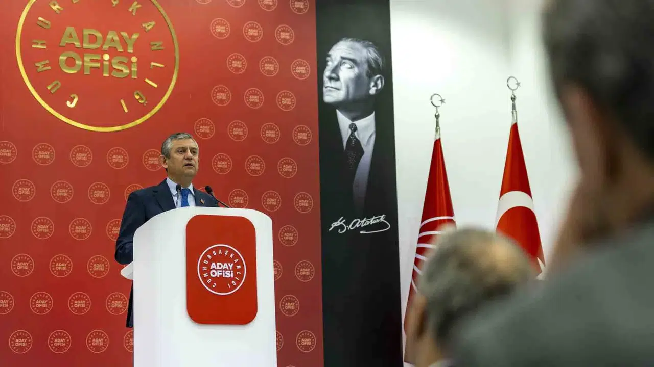 Özgür Özel'den  Savunmadan Hücuma  Talimatı: CHP Sahada Vites Yükseltiyor