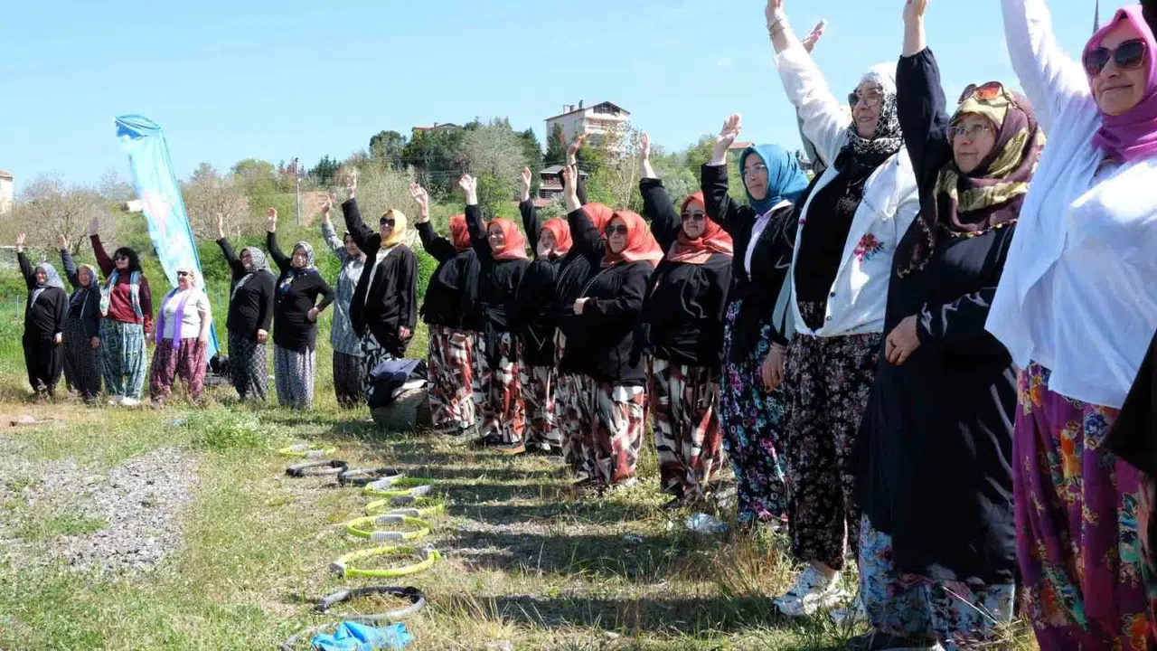 Şalvarla spor olur mu demeyin: Gebzeli kadınlar sağlıklı yaşam için sahaya indi