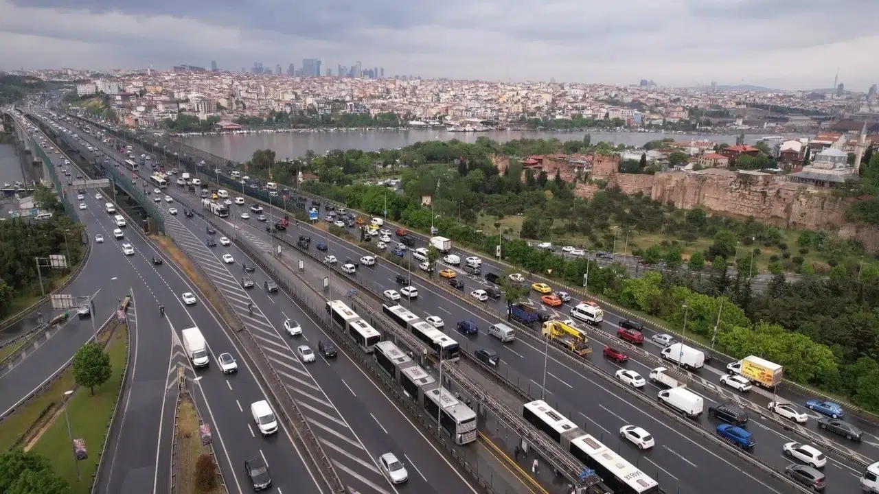 İstanbul kilitlendi: Sağanak ve dev final trafiği felç etti