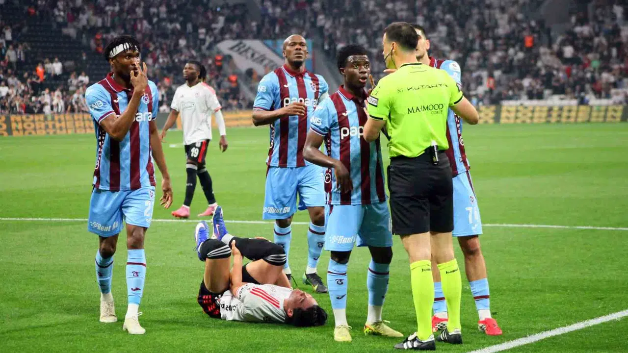 Tüpraş Stadı’nda nefes kesen düello: Beşiktaş ve Trabzonspor ilk yarıda golleri paylaştı