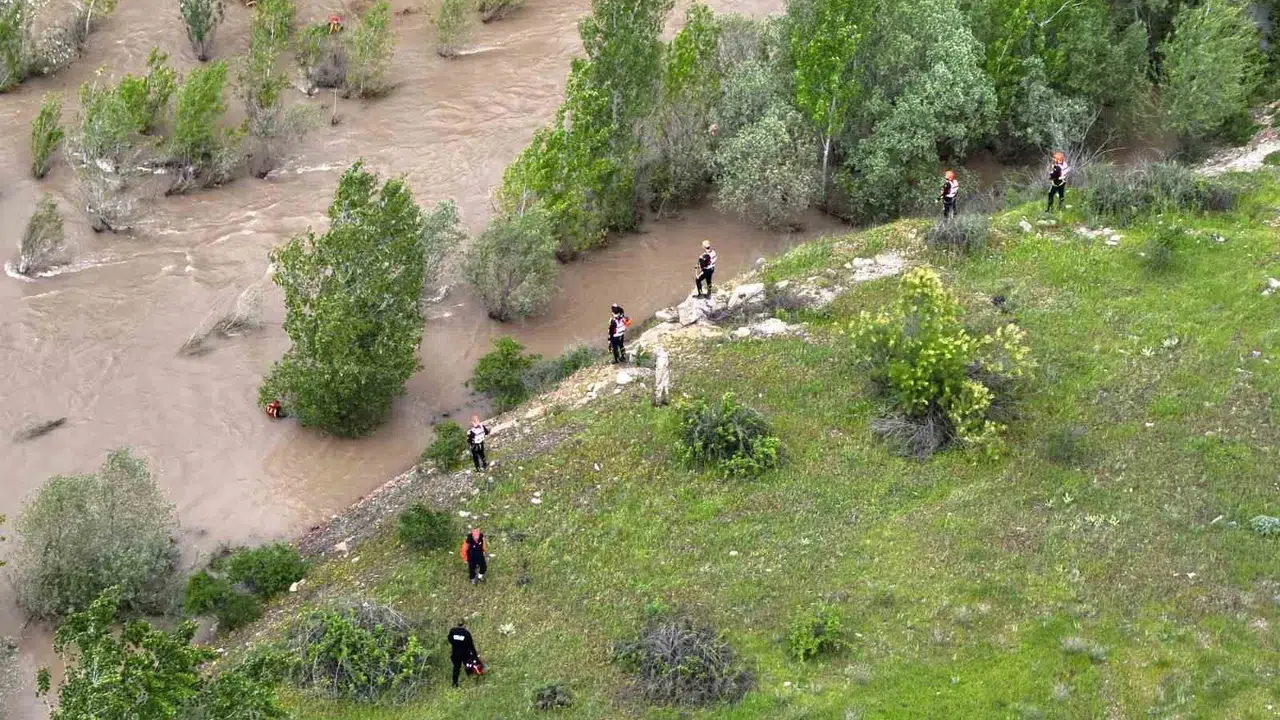 Kaza sonrası büyük şok: Kelkit Çayı’nda kaybolan genç kız her yerde aranıyor