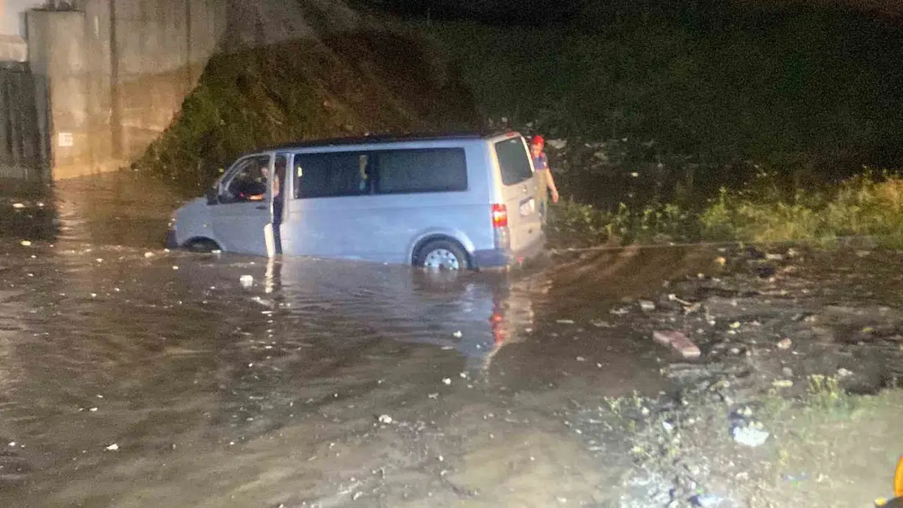 Sakarya'da kabus dolu dakikalar: Alt geçitte mahsur kalan anne ve oğlunu itfaiye kurtardı
