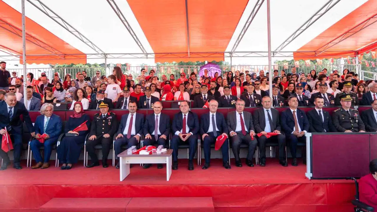 Manisa’da 19 Mayıs coşkusu: Genç sporcular hünerleriyle meydanı büyüledi