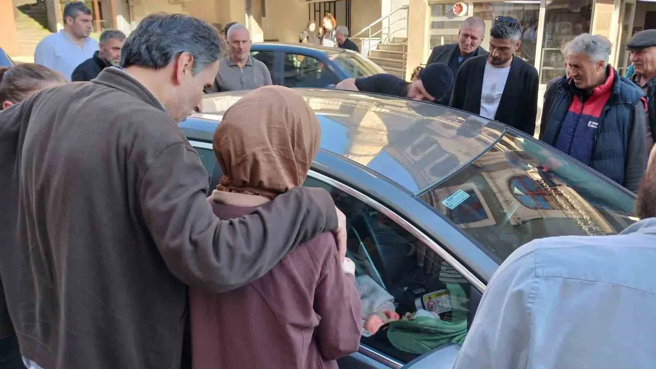 Trabzon'da yürekleri ağza getiren anlar: 3 aylık bebek otomobilde mahsur kaldı