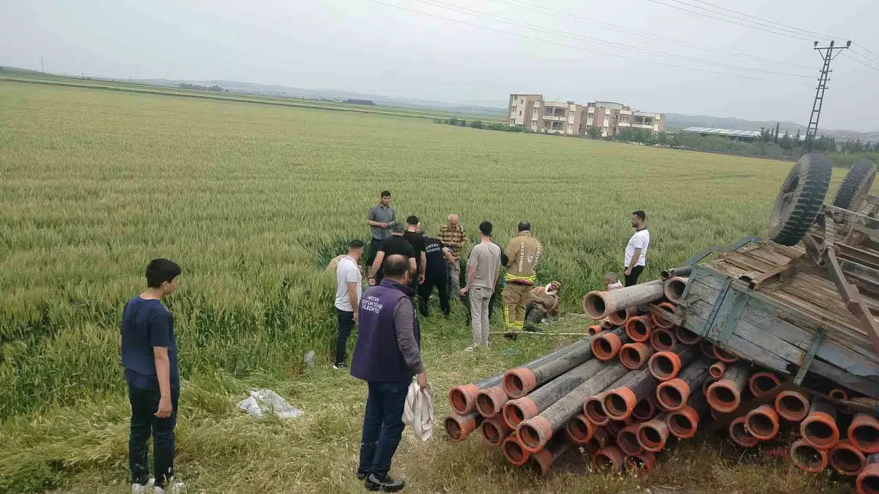 Hasat yolunda korkunç kaza: Traktör römorku tarlaya uçtu, 4 işçi yaralandı