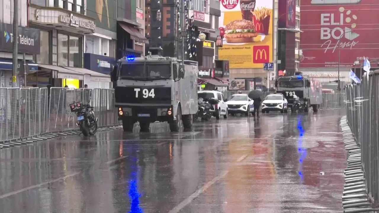 1 Mayıs Kadıköy’de alarm durumunda: Meydan adeta demir ağlarla örüldü