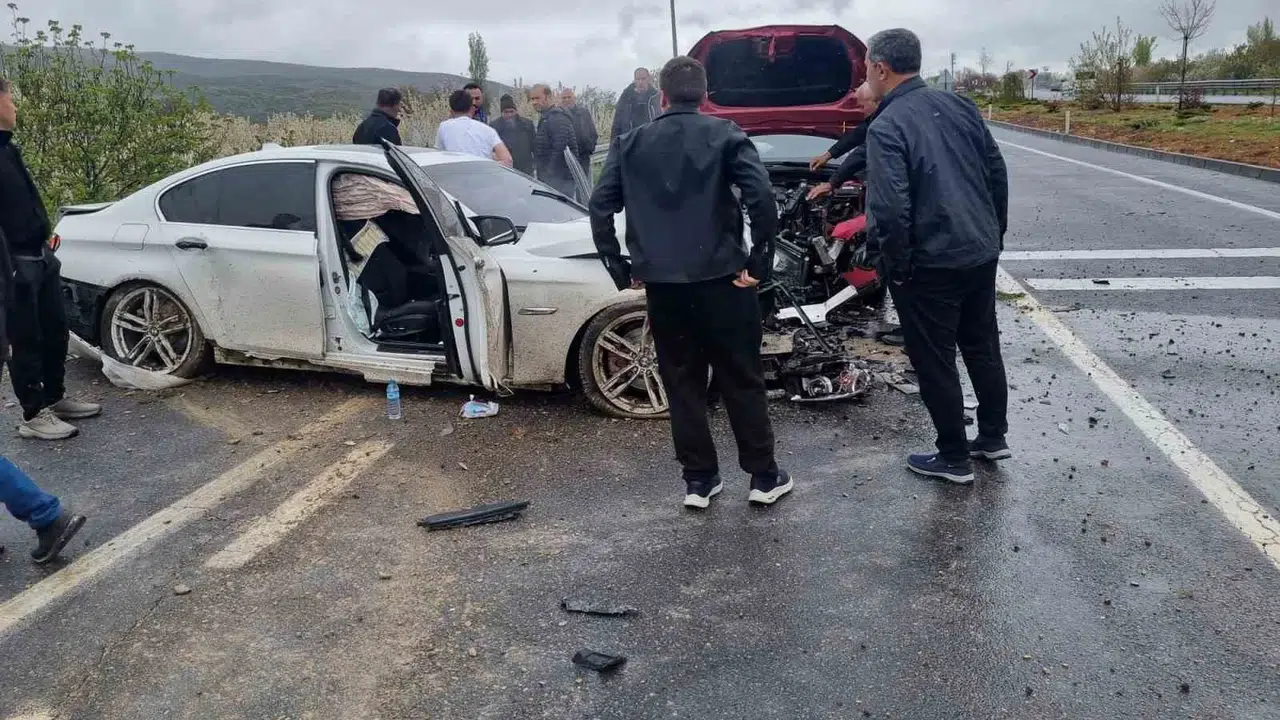 Akşehir yolunda yağmur kazaya davetiye çıkardı: İki otomobil çarpıştı, 4 kişi hastanelik oldu