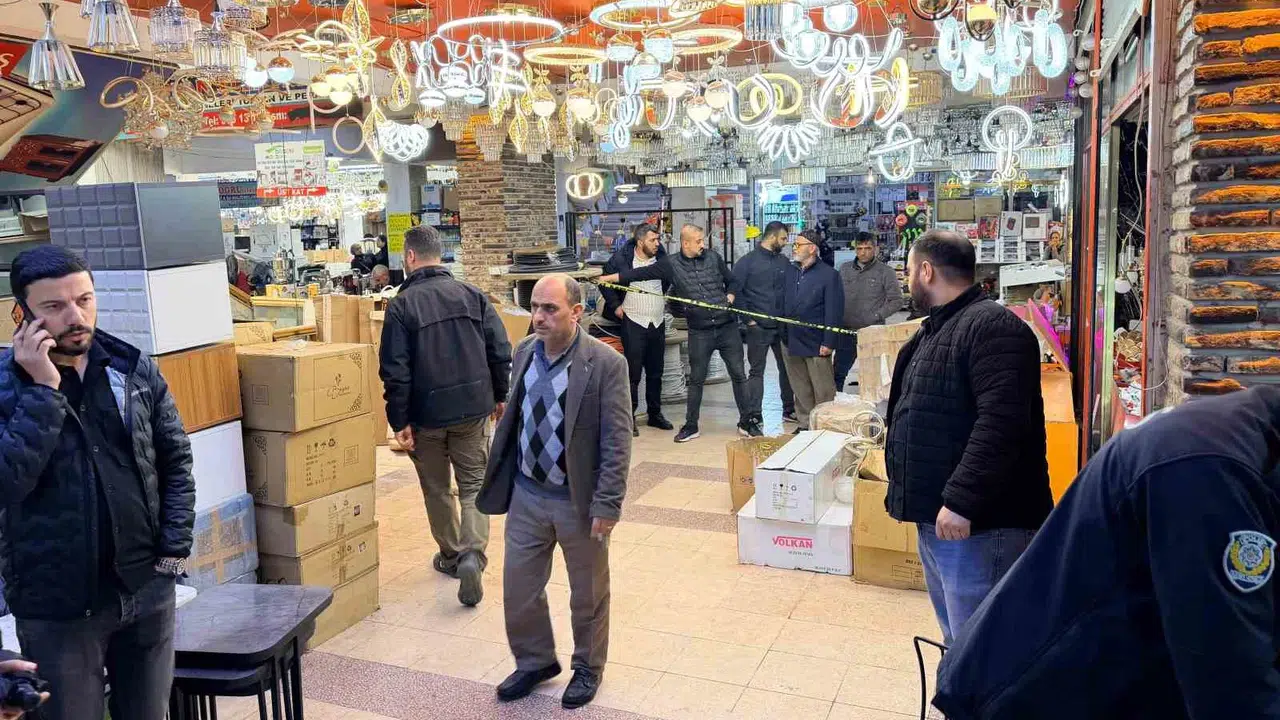 Adana'da dehşet anları: Avize dükkanında kurşun yağmuru