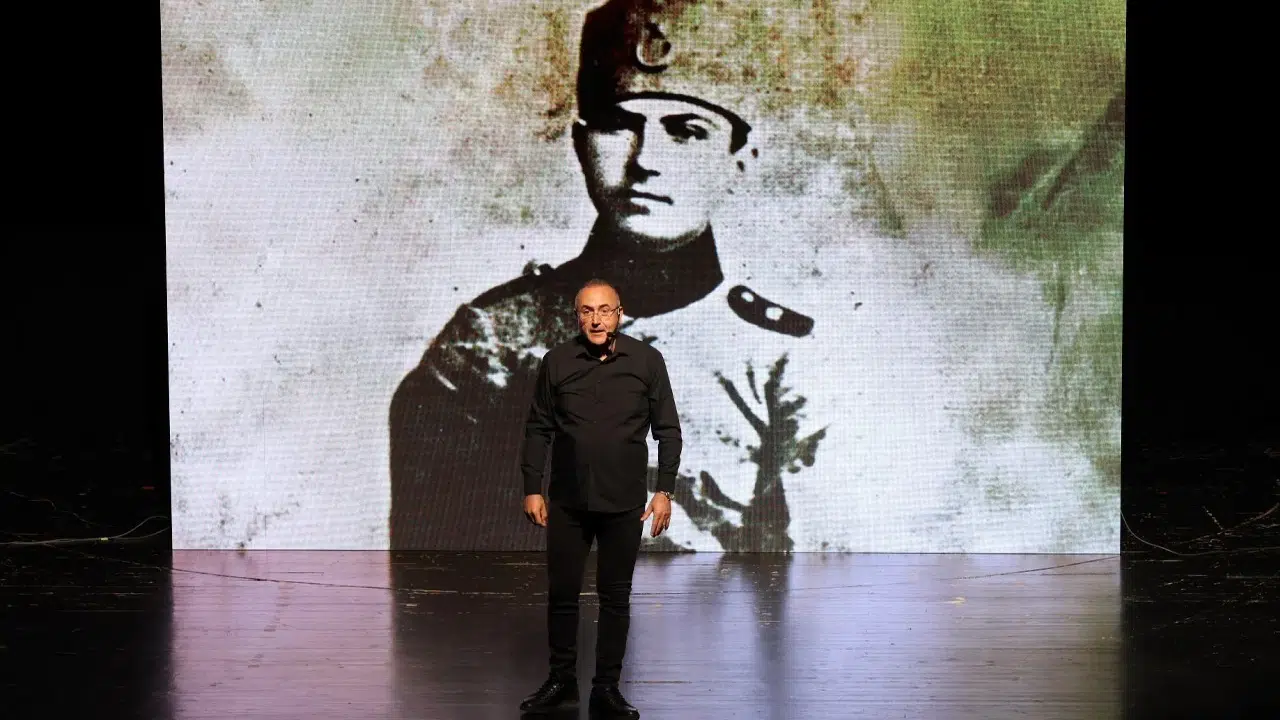 Sunay Akın’dan tarihe ışık tutan performans: Cumhuriyet’in kuruluş destanını sahnede yaşattı