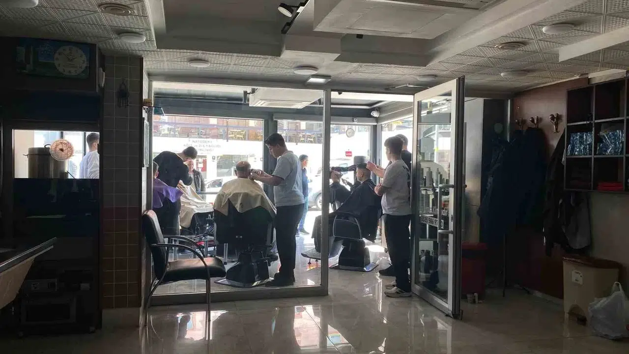 Mamak’ta metro mesaisi: Elektrikler gitti, esnaf kaldığı yerden devam etti