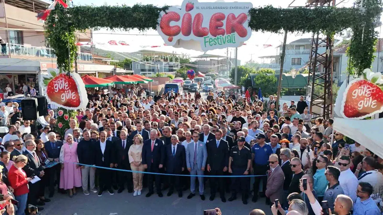 Emiralem’de çilek bereketi: Milyonlarca ziyaretçi lezzet şöleninde buluştu