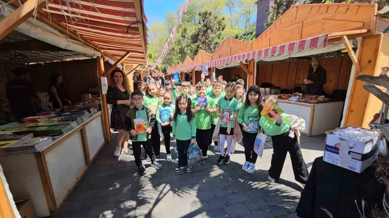 Zonguldak'ta edebiyat rüzgarı: Minik kitapseverler fuarın neşe kaynağı oldu