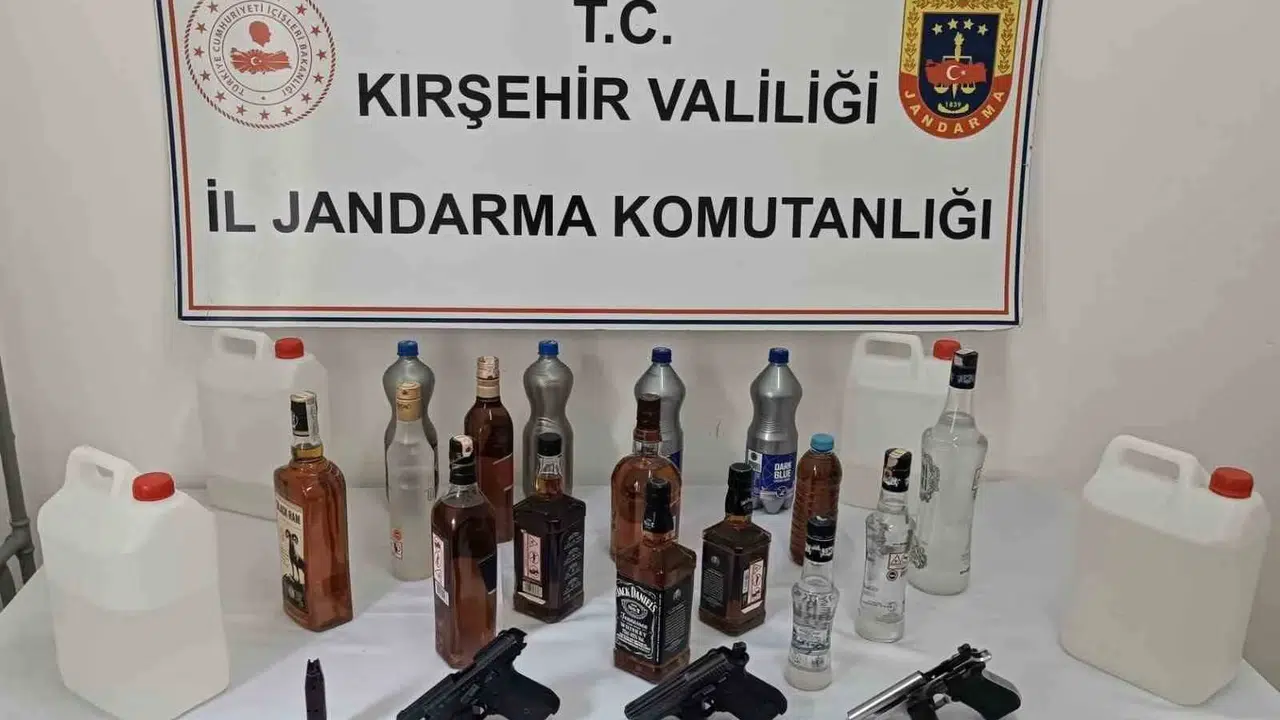 Kırşehir’de zehir tacirlerine jandarma darbesi: 45 litre kaçak alkol ve silahlar ele geçirildi