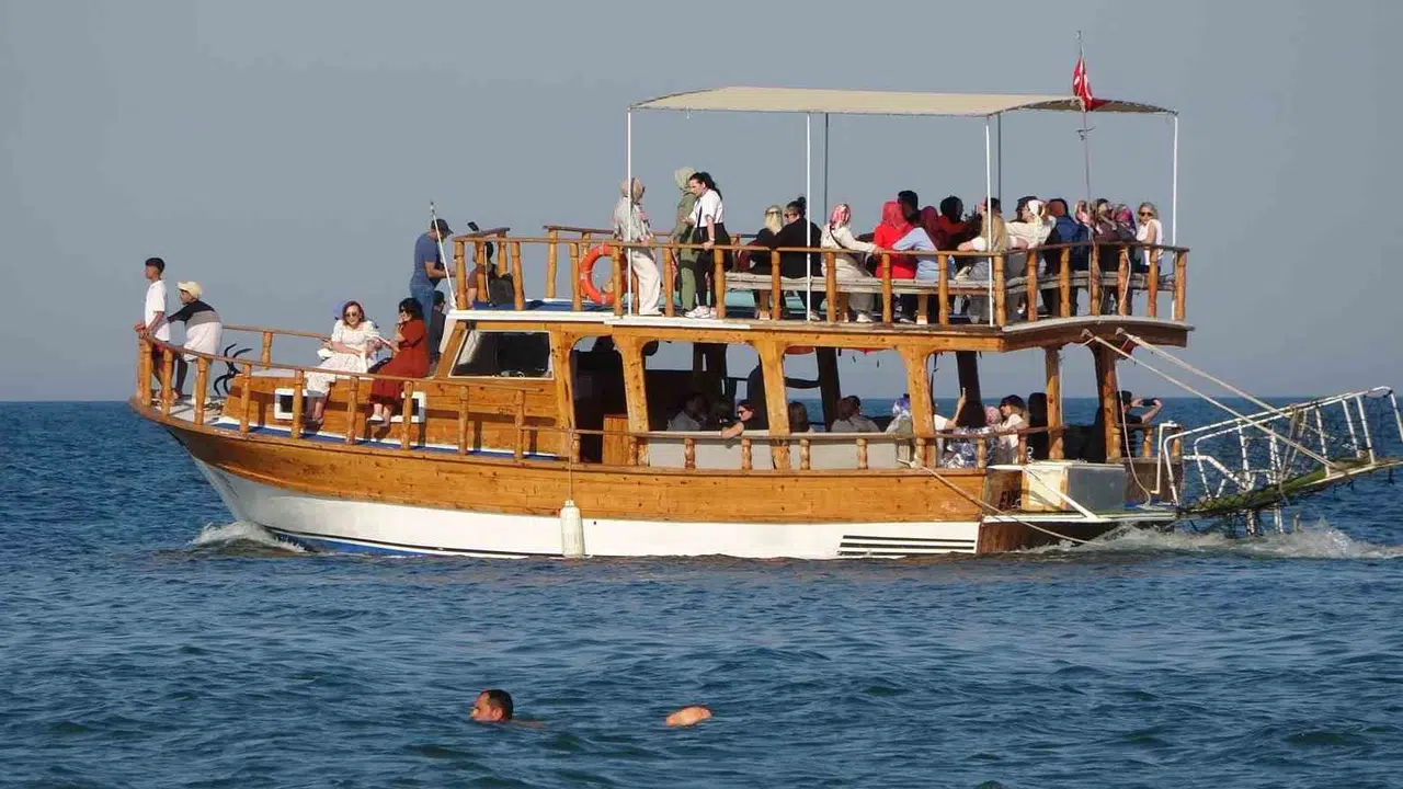 Mersin’de Yaz Erken Geldi: Tatilciler Sahillere Akın Etti