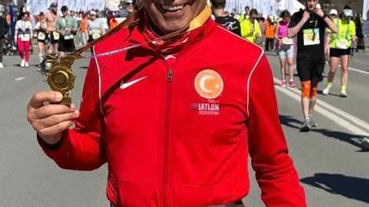 76 yaşında pistlerin tozunu attırıyor: Demir Adam'dan Rusya'da büyük başarı