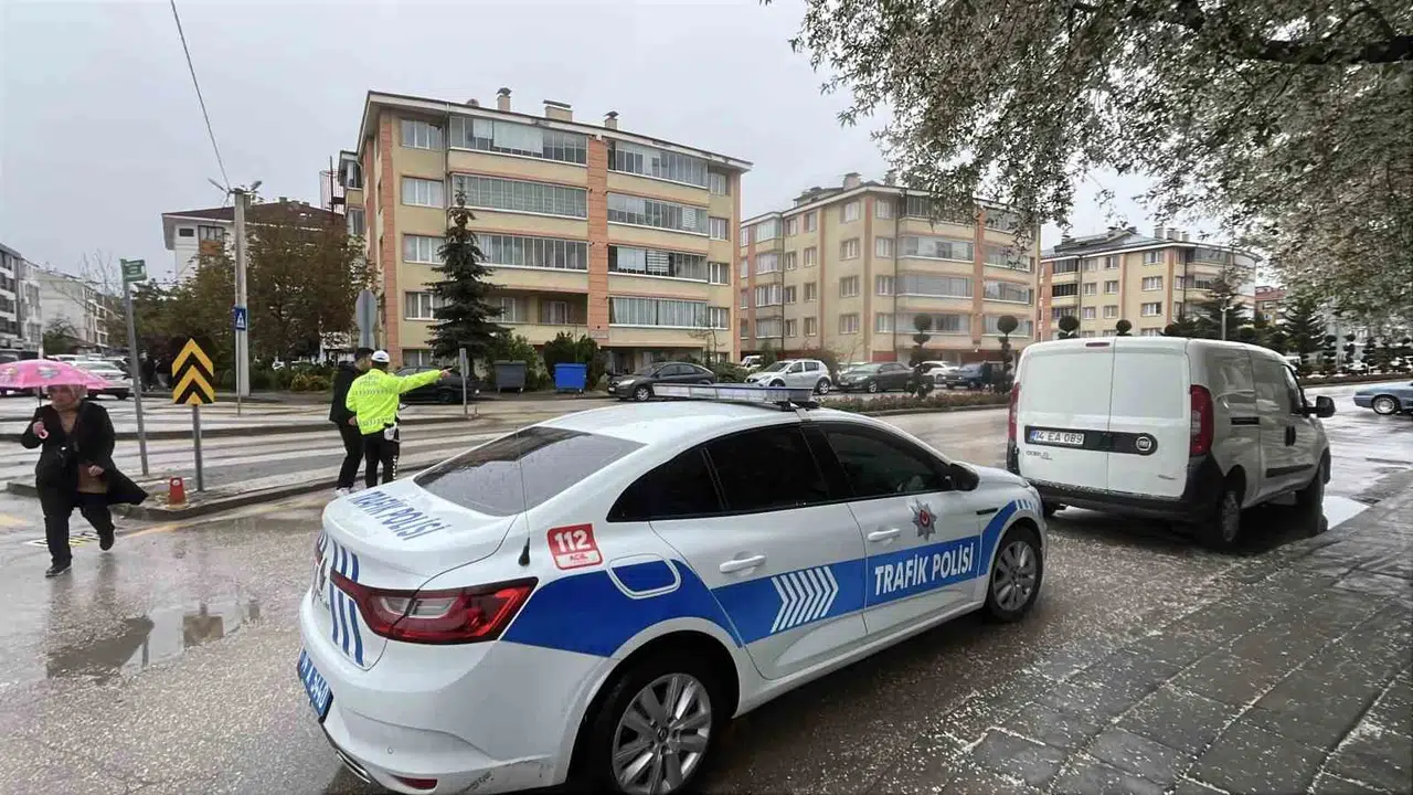 Ehliyeti çoktan iptal edilmişti: Direksiyon başına geçti, 73 yaşındaki kadını hastanelik etti