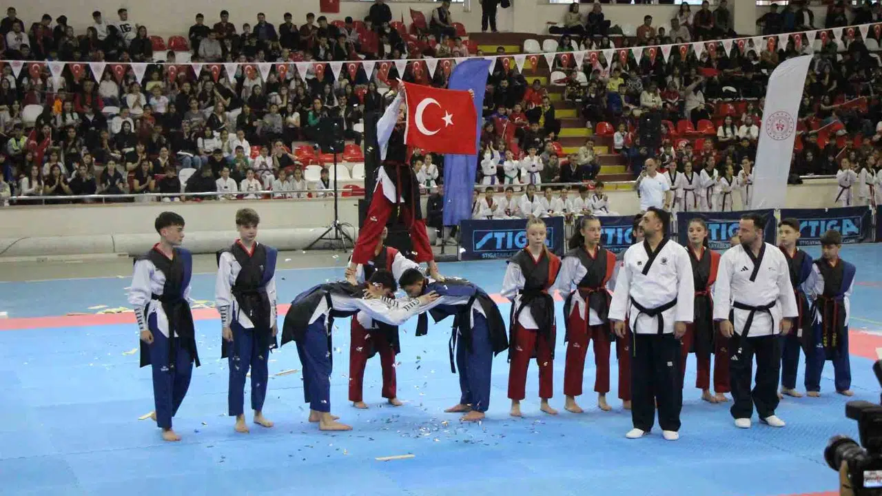 Amasya’da 19 Mayıs coşkusu: Gençler bayramı spor ve gösterilerle kutladı