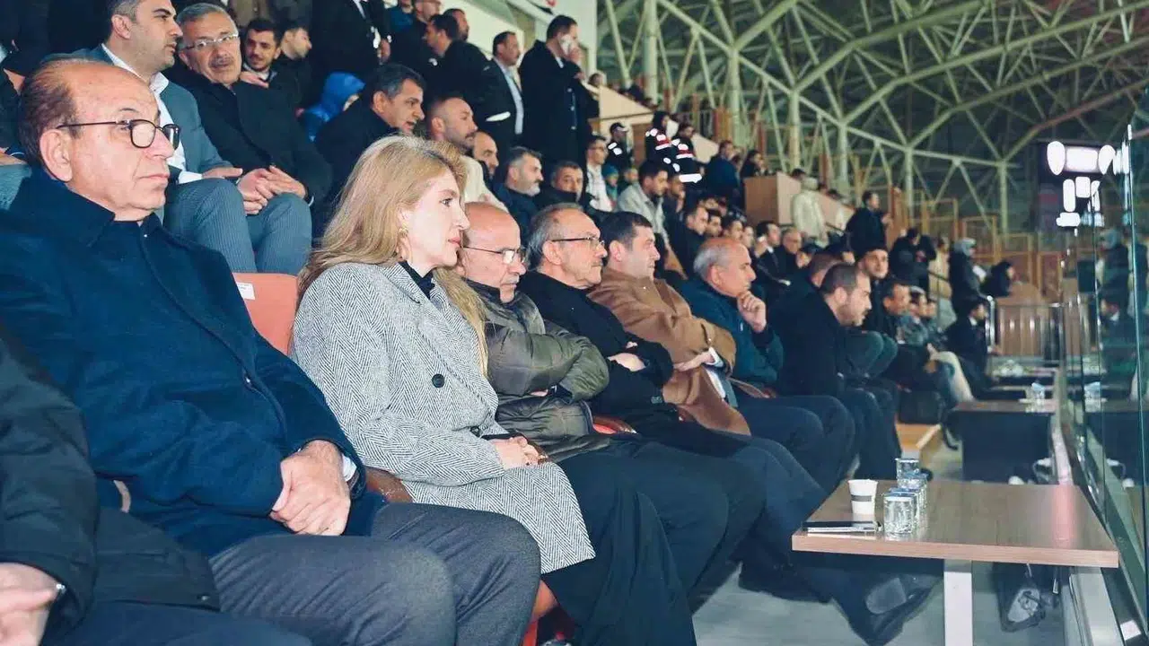 Malatya'nın bereketli topraklarında kayısı alarmı: Milletvekili Ölmeztoprak üreticinin yanında