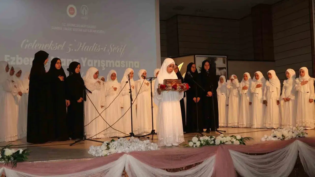 Hadislerin izinde manevi yolculuk: Erzincan’da genç hafızlar hünerlerini sergiledi