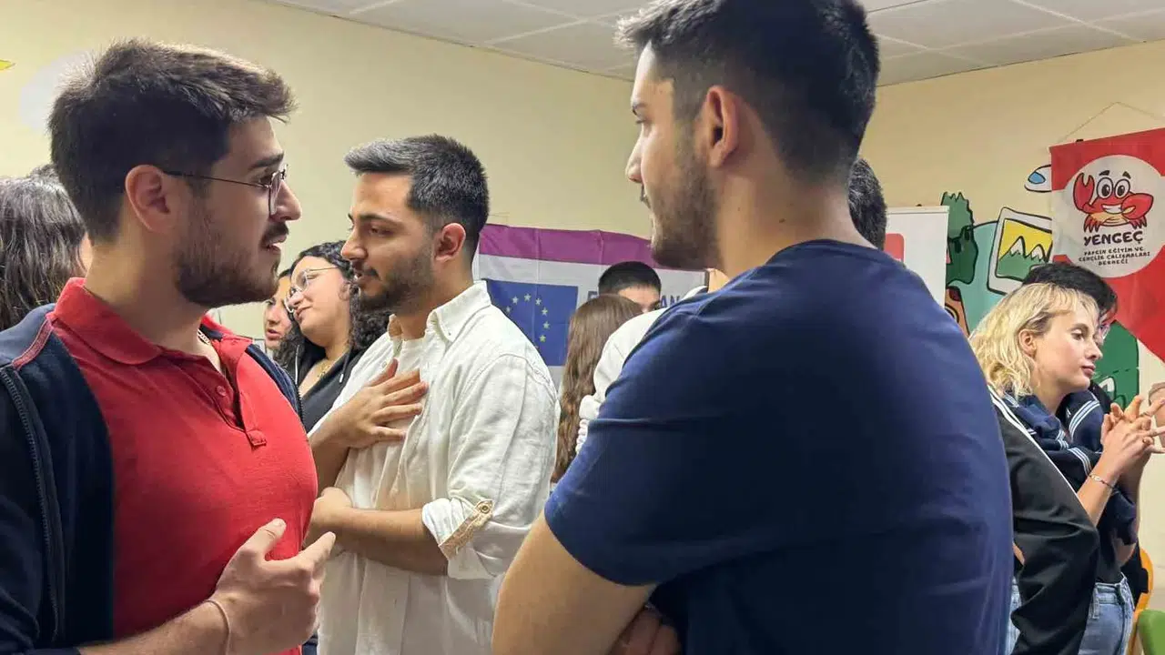 Menteşe’de duvarlar yıkıldı: Gençler dünyayı İngilizce konuşarak keşfediyor
