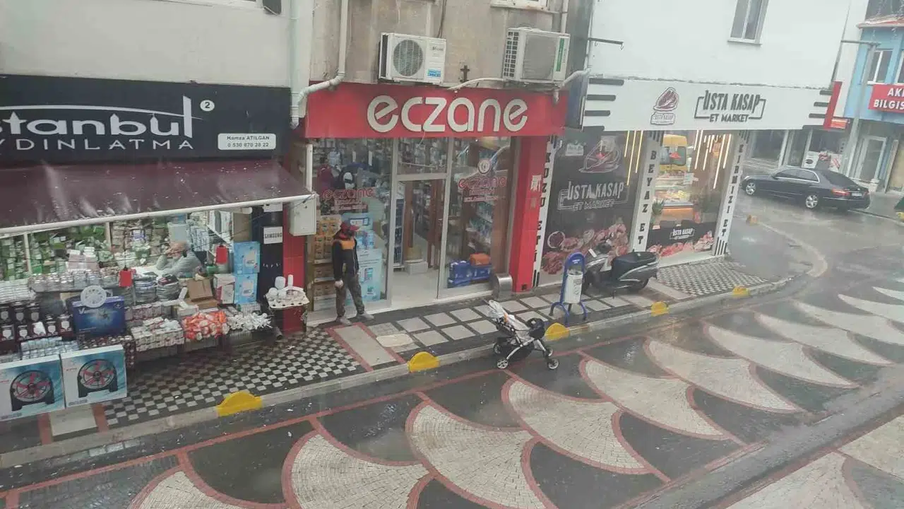 Keşan'da gökyüzü karardı: Sağanak hayatı durma noktasına getirdi