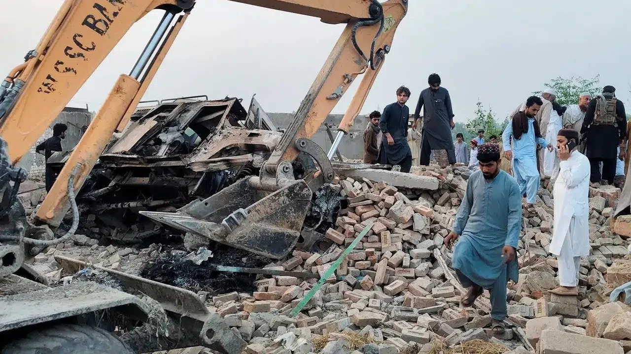 Pakistan sınır hattında kanlı gece: Karakola intihar saldırısında bilanço ağırlaşıyor