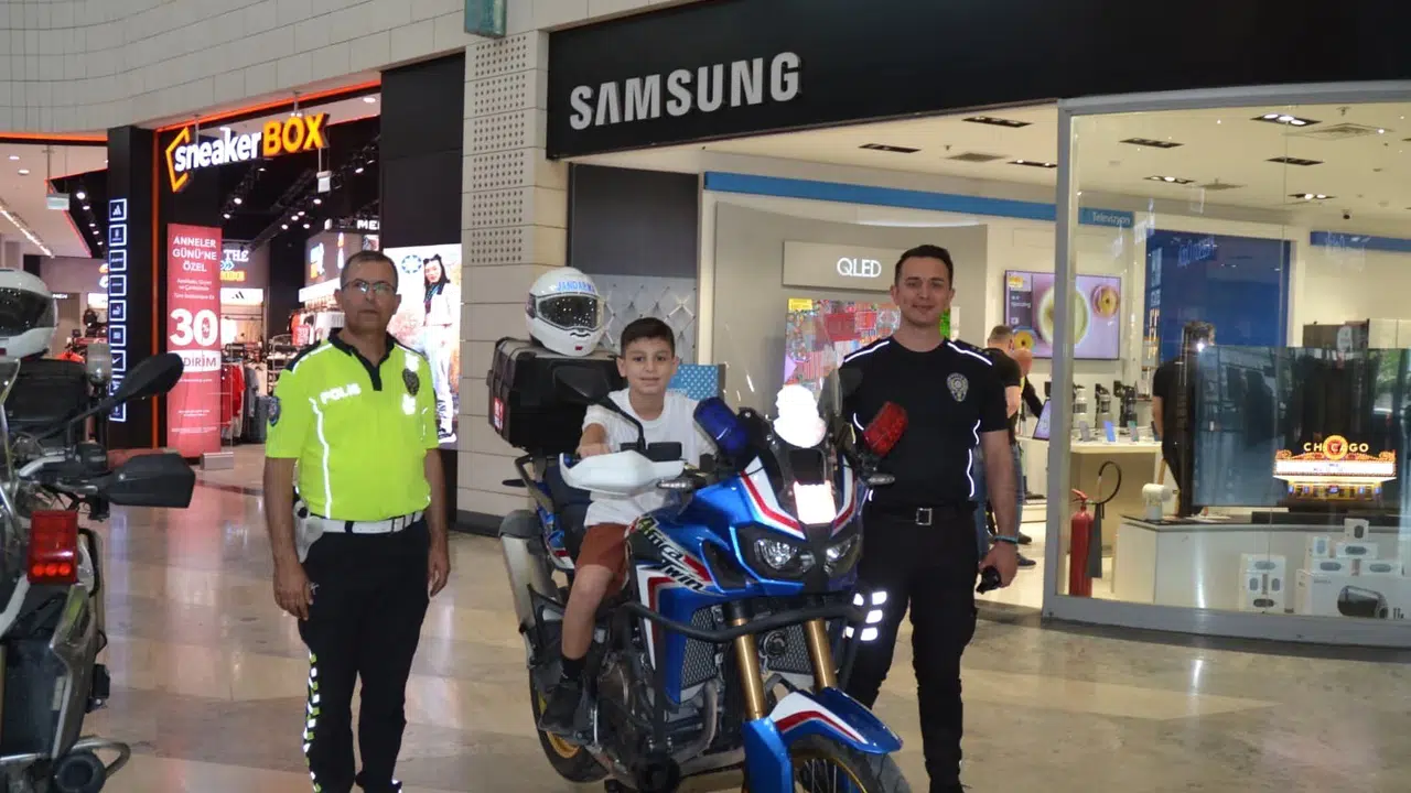 Tarsus'ta trafik polislerinden miniklere unutulmaz sürpriz: Hem eğlendiler hem öğrendiler