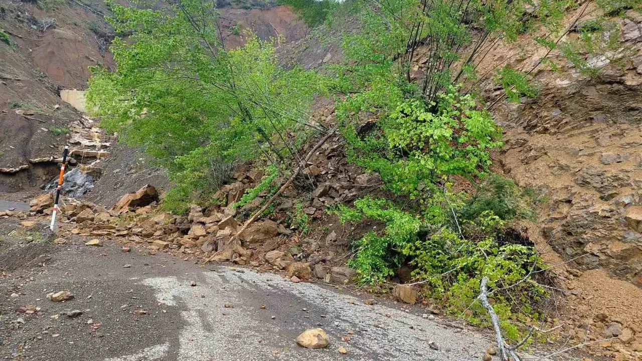 Kastamonu'da doğa geçit vermedi: 5 köyün yolu heyelan nedeniyle trafiğe kapatıldı