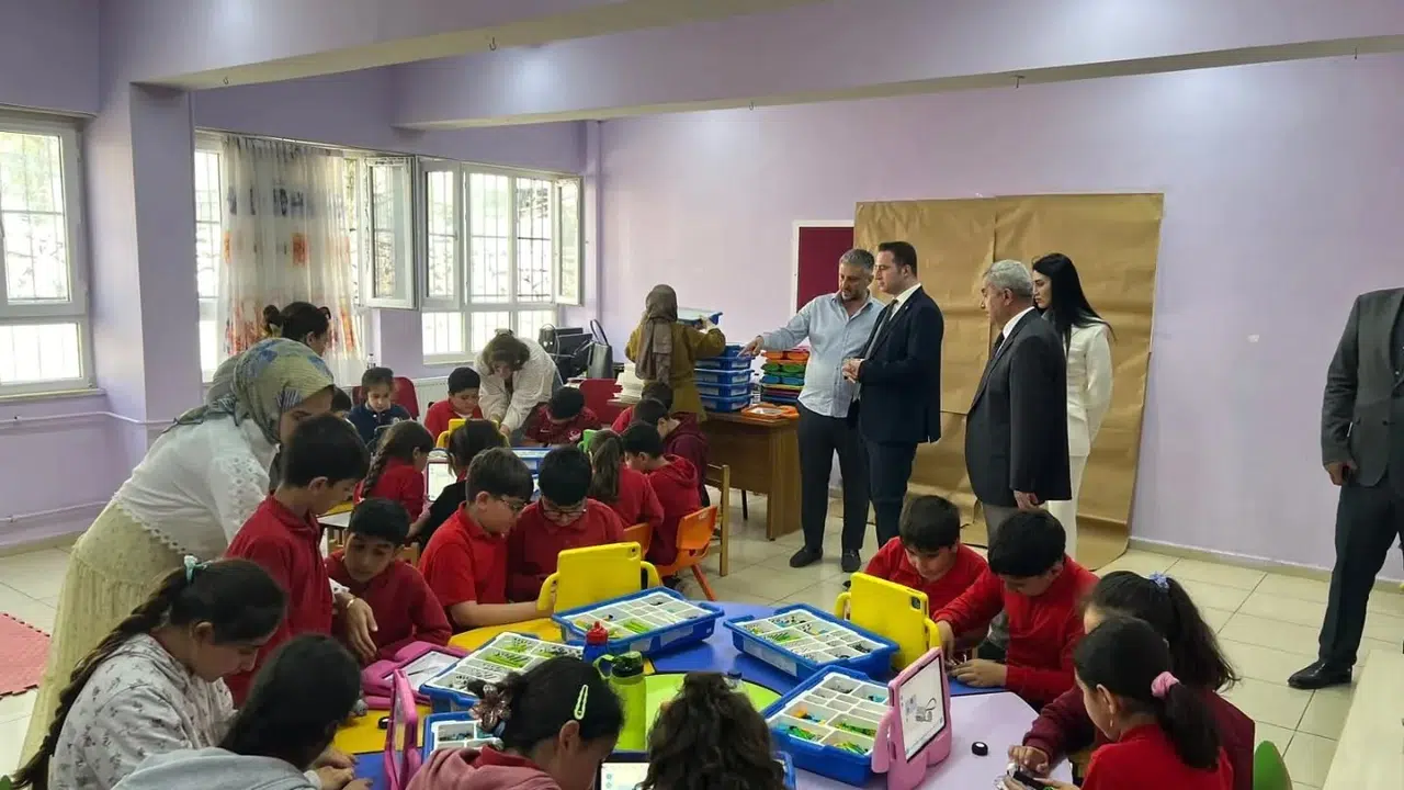 Geleceğin mühendisleri Alacakaya’da yetişiyor: Minik eller kodlama dünyasına adım attı