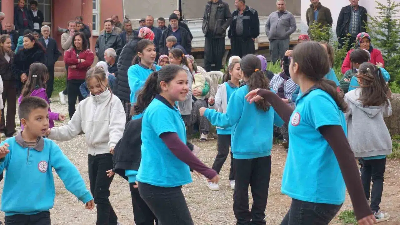 Bin rakımlı tepelerde bahar coşkusu: Feke’de gelenekler asırlardır olduğu gibi yaşatılıyor