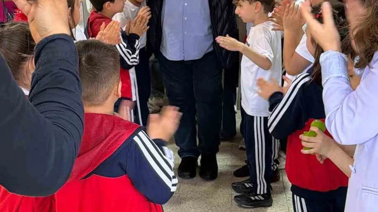 43 yıllık bir ömür sınıflarda geçti: Emektar öğretmen son dersini gözyaşlarıyla verdi