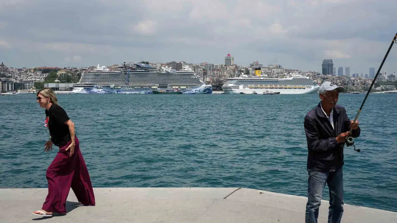 İstanbul Boğazı’nda devler buluştu: Yüzen şehirler tarihi yarımadayı gölgede bıraktı