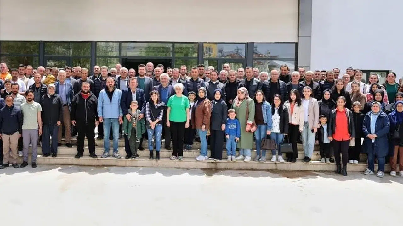 Protokolü bir kenara bıraktı, işçisiyle aynı sofraya oturdu: Tavas'ta 1 Mayıs'ta alışılmışın dışında kutlama